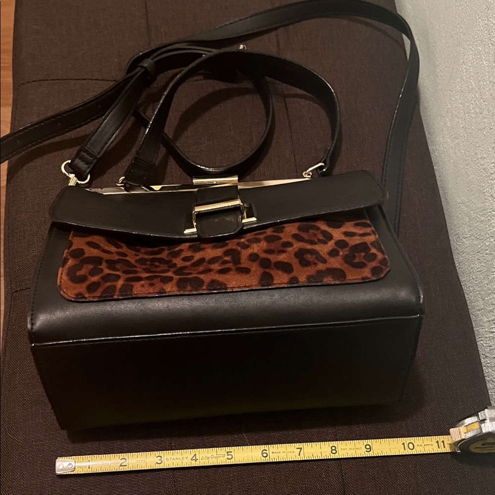 ( 0451) Gianni Bini Black and Leopard Crossbody Bag - Picture 3 of 16